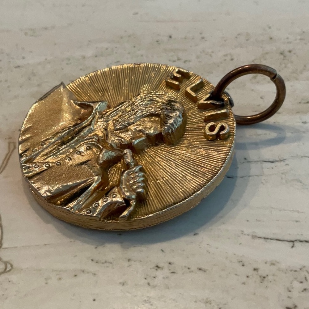 Elvis Presley King Of Rock 1935 - 1977 Pendant Gold Medallion Charm Vintage - Picture 6 of 12